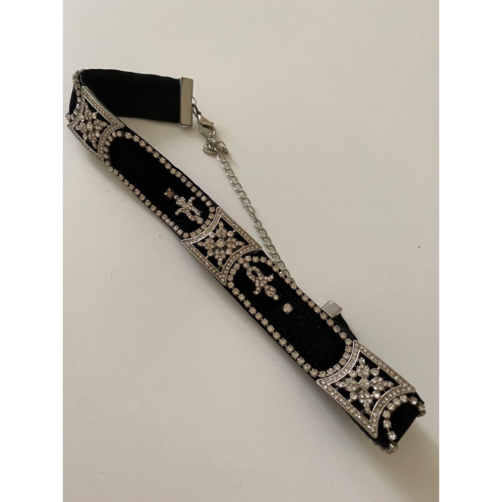 Black choker